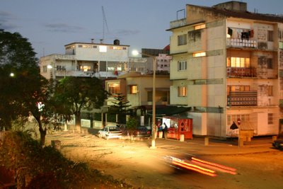 Maputo, avenue Maguaguina, coucher de soleil (c) Yves Traynard 2006