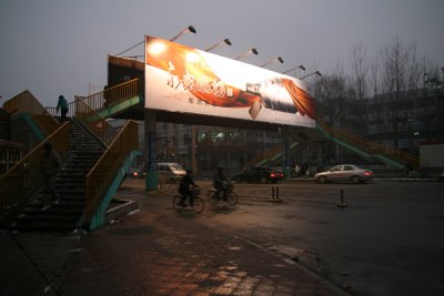 Baoding, Université du Hebei, Passerelle près de l'Université (c) Yves Traynard 2009