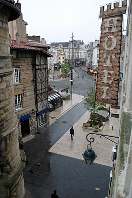 Saint-Etienne, Place du peuple avec la tour de la droguerie (c) Yves Traynard 2007