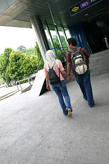 Singapour, MRT Harbour Front, les amoureux (c) Yves Traynard 2007