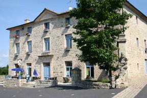 Montregard, Mairie et Hôtellerie (c) Yves Traynard 2007