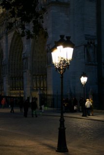 Paris, Notre-Dame, le lampadaire (c) Yves TRAYNARD 2005