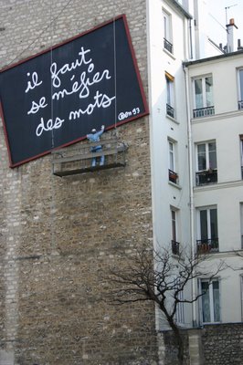 Paris, Belleville, Place Fréhel, fresque de Ben (c) Yves Traynard 2005