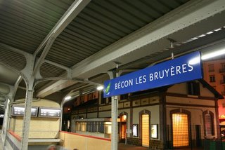 Bécon Les bruyères, Gare (c) Yves TRAYNARD 2005
