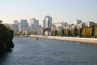 Paris, La Défense vue du Pont de Levallois (c) Yves Traynard 2005