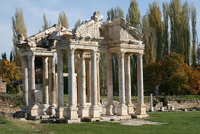 Aphrodisias, Monument (c) Yves Traynard 2007