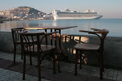 Kusadasi, Paquebot au port (c) Yves Traynard 2007