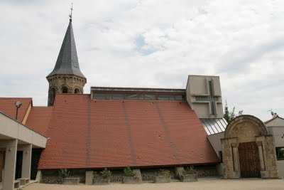 Naussac, l'église dans le nouveau village (c) Yves Traynard 2009