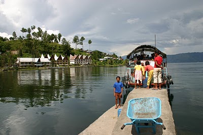 Lac Toba, Débarcadère de Tuk-Tuk(c) Yves Traynard 2007