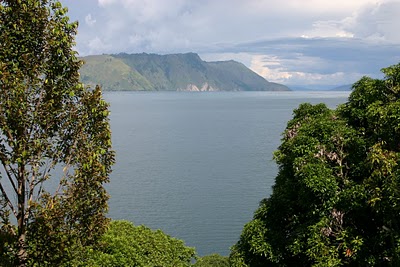 Lac Toba, vue depuis le balcon de la chambre 8 (c) Yves Traynard 2007