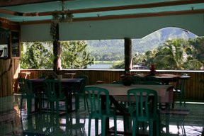 Lac Toba, restaurant (c) Yves Traynard 2007