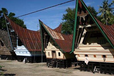 Lac Toba, Maisons bataks (c) Yves Traynard 2007