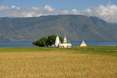 Lac Toba, Tombeaux bataks (c) Yves Traynard 2007