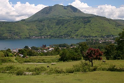 Lac Toba, vers Pangururan (c) Yves Traynard 2007