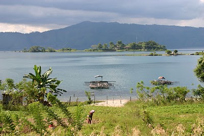 Lac Toba, îlots (c) Yves Traynard 2007