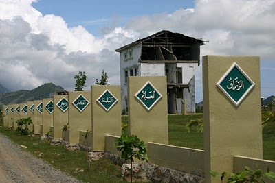 Banda Aceh, Monument commemoratif du tsunami (c) Yves Traynard 2007