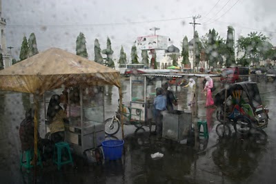Banda Aceh, Vendeurs de rue un jour de pluie (c) Yves Traynard 2007