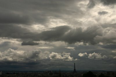 Paris, Parc de Belleville, Ciel d'orage sur la Tour Eiffel (c) Yves Traynard 2006