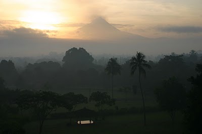 Borobudur, Le Merapi (c) Yves Traynard 2007