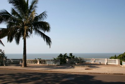 Maputo, Avenida Friedrich Engels (c) Yves Traynard 2006