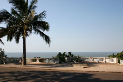 Maputo, Avenida Friedrich Engels (c) Yves Traynard 2006