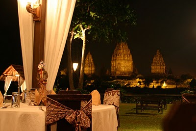 Prambanan, Buffet du Ramayana Ballet (c) Yves Traynard 2007