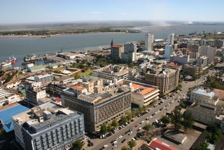 Maputo, Trinta e três andares, la Baixa et l’estuaire (c) Yves Traynard 2006 