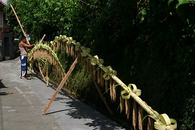 Ubud, Décoration d'un Penjor (c) Yves Traynard 2007