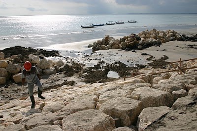 Kuta, Amémagement d'une plage (c) Yves Traynard 2007