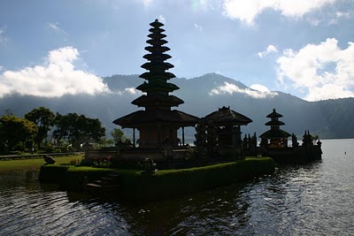 Lac Bratan, Temple (c) Yves Traynard 2007