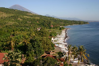 Amed, Plage et Mont Agung (c) Yves Traynard 2007