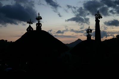 Padangbai, Coucher de soleil sur un temple (c) Yves Traynard 2007