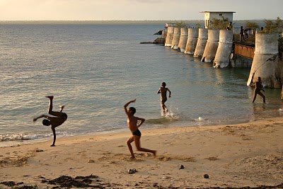 Ilha de Mozambique, Acrobates du couchant (c) Yves Traynard 2006