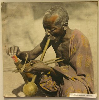 Maputo, Museu, fumeur de pipe à eau (c) Yves Traynard 2006