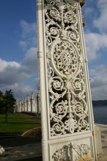Istanbul, Palais de Dolmabahçe : porte et grilles sur le Bosphore (c) Yves Traynard 2006