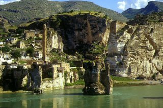 Hasankeyf, le Tigre, le pont et la citadelle (c) Yves Traynard 2002