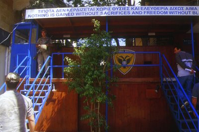 Nicosie, Barricade de la rue Ledra, côté grec (c) Yves Traynard 2004