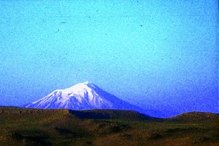 Turquie, Mont-Ararat depuis Dogubeyazit (c) Yves Traynard 1996