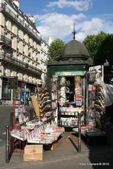 Angle rue des Pyrénées / rue de Belleville : kiosque à journaux