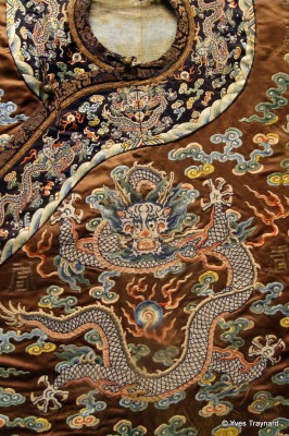Vêtement d'apparat brodé au motif de dragon | Musée de la Capitale, Pékin, Chine