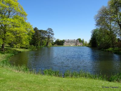 Domaine de Courson : château et étang